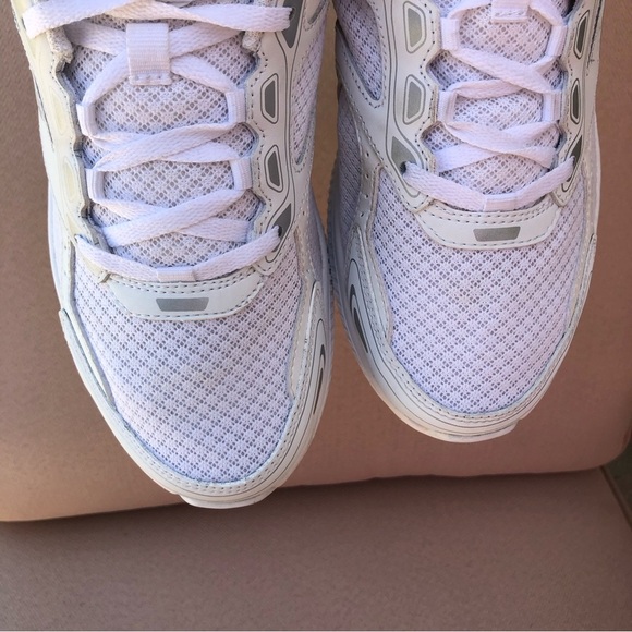 SKECHERS Women's GOrun Consistent White Leather Mesh Ultralight Running Shoes 9 - Picture 6 of 16